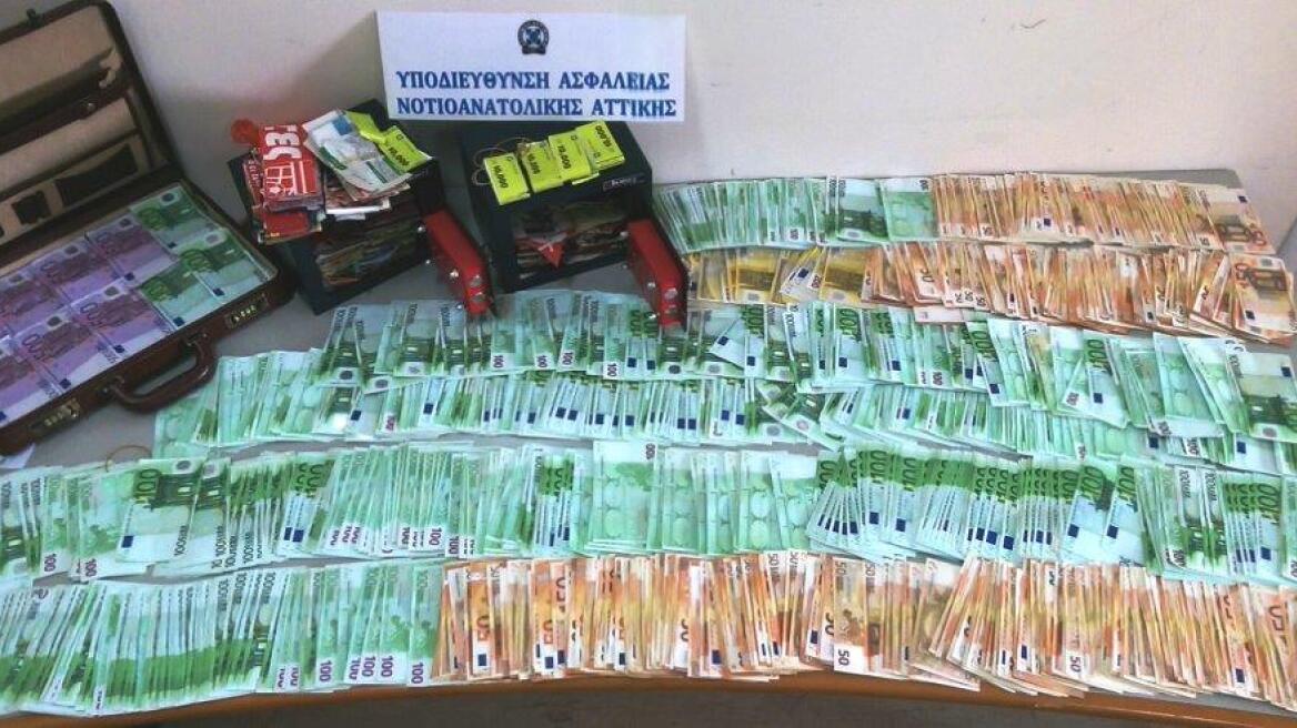 Χειροπέδες σε δύο απατεώνες που αποσπούσαν λεφτά με το πρόσχημα χρηματιστηριακών επενδύσεων