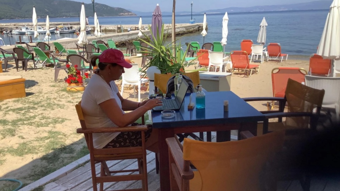 Digital Nomads: Tο παράδειγμα μιας Βρετανίδας - Όταν οι ελληνικές παραλίες γίνονται το καλύτερο «γραφείο»