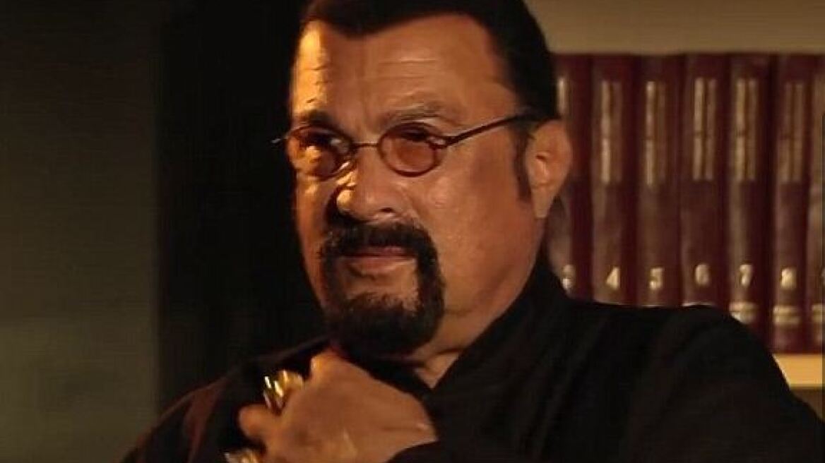 Ο Στίβεν Σιγκάλ γίνεται... μπουχός από συνέντευξη όταν τον ρωτούν για την καταγγελία περί βιασμού