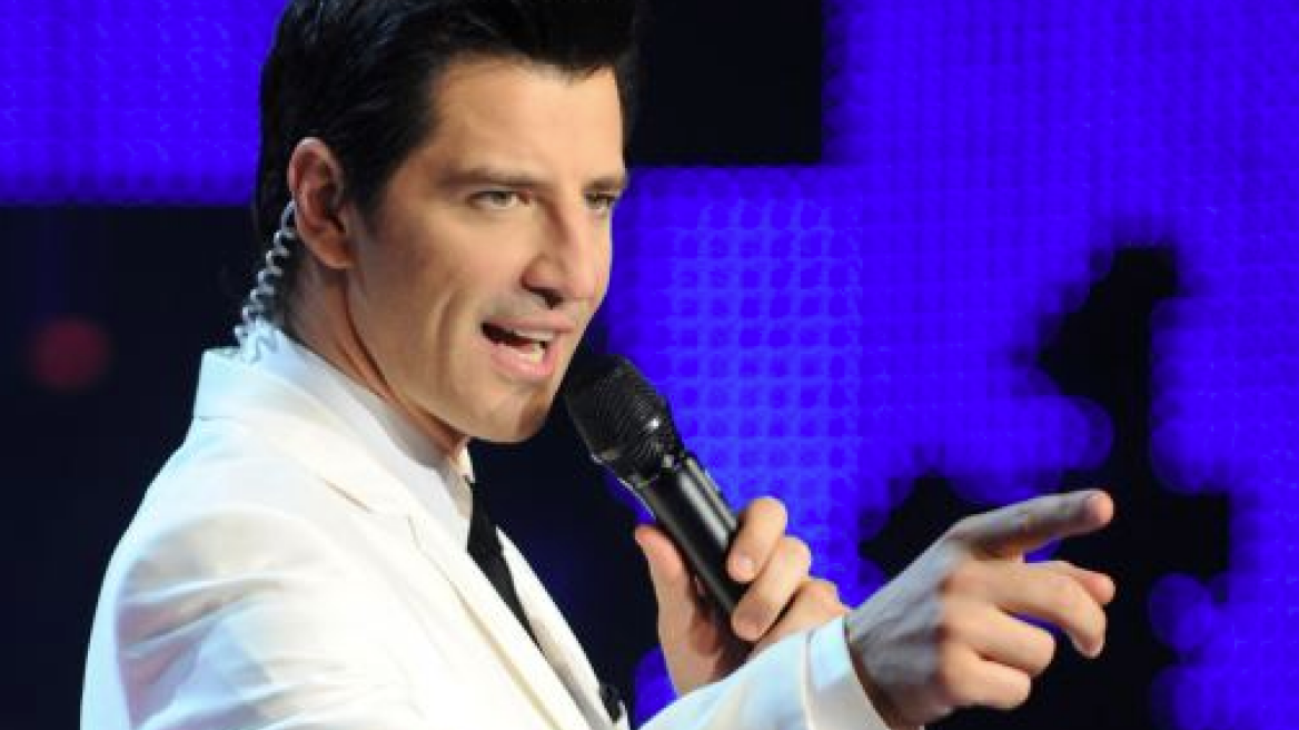 Ο Σάκης Ρουβάς απογείωσε το κοινό στην πιο εντυπωσιακή πρεμιέρα της χρονιάς