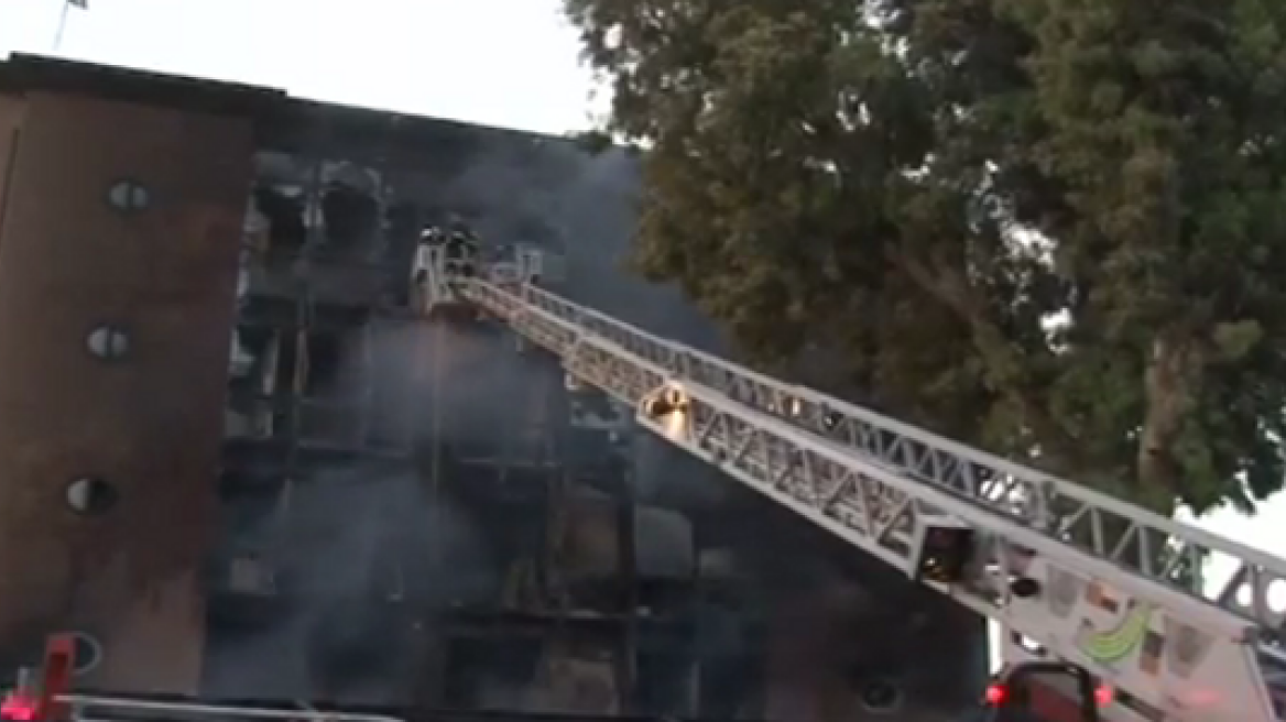 «Στάχτη» καφετέρια και τα γραφεία του ΕΟΠΥΥ στη Γλυφάδα