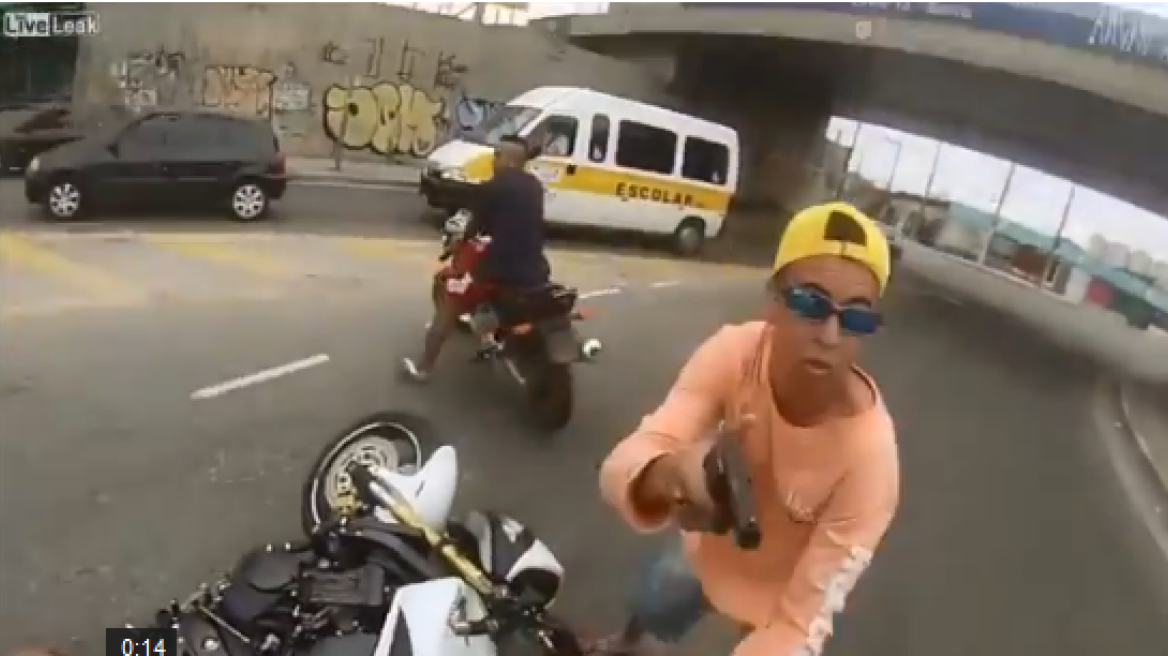 Βίντεο-σοκ: Αστυνομικός εκτελεί εν ψυχρώ ληστή στη Βραζιλία 