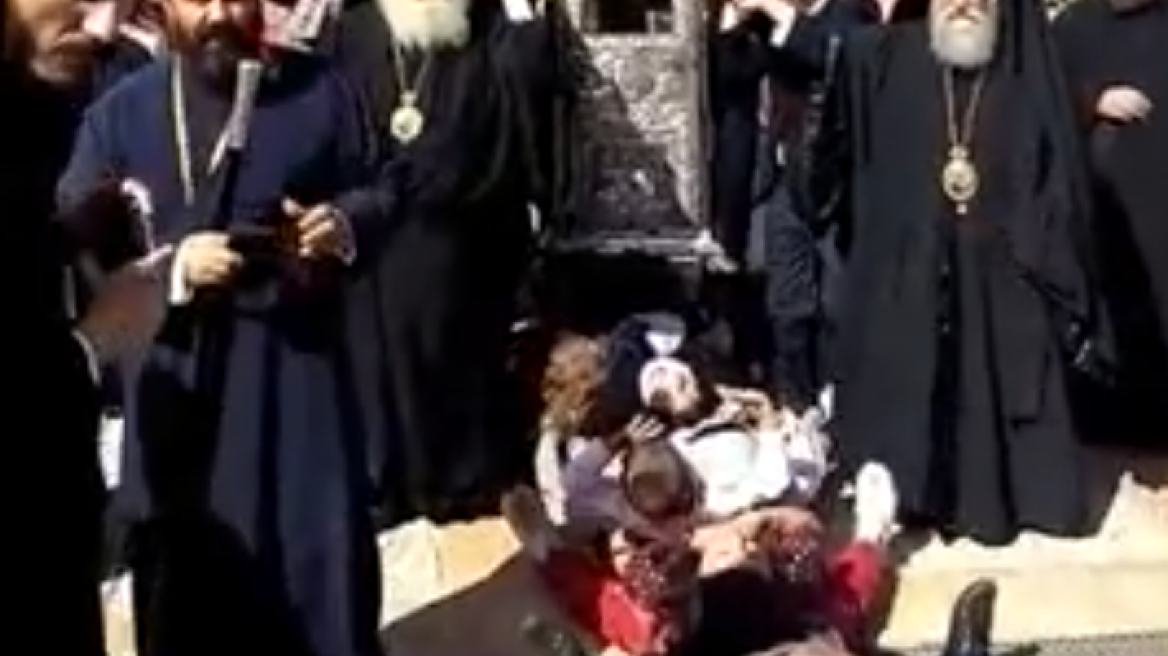 Δείτε βίντεο με «εξορκισμό» σε λιτανεία στην Κεφαλονιά 