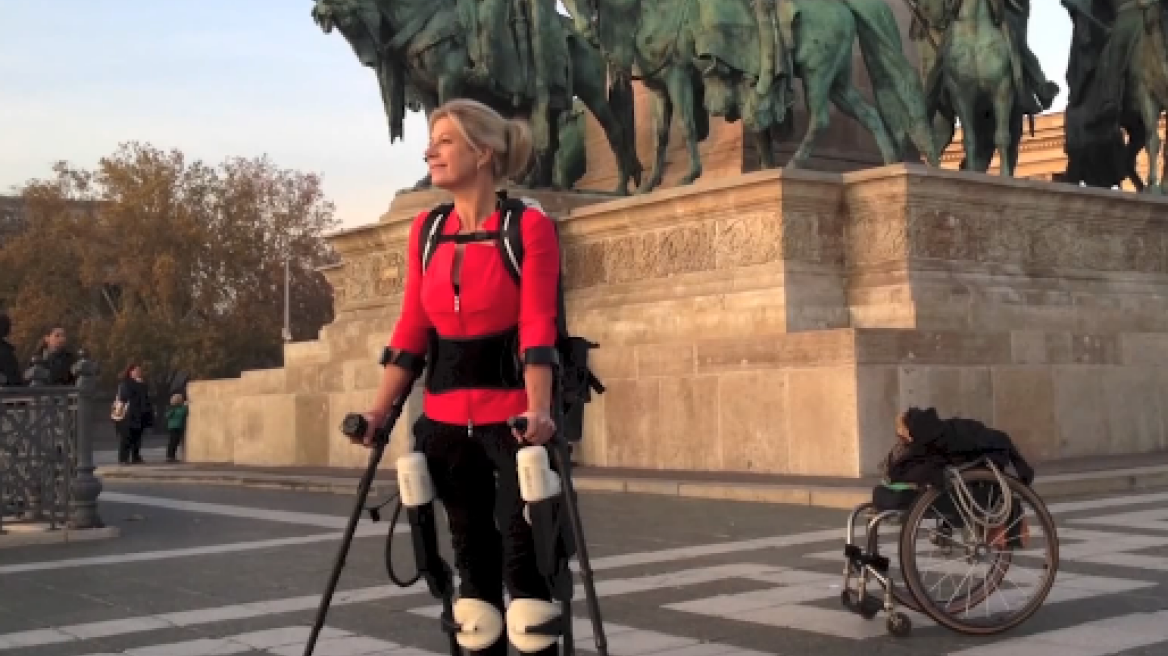 Βίντεο: Ανάπηρη γυναίκα περπατά ξανά με τη βοήθεια 3D ρομποτικού μηχανισμού!