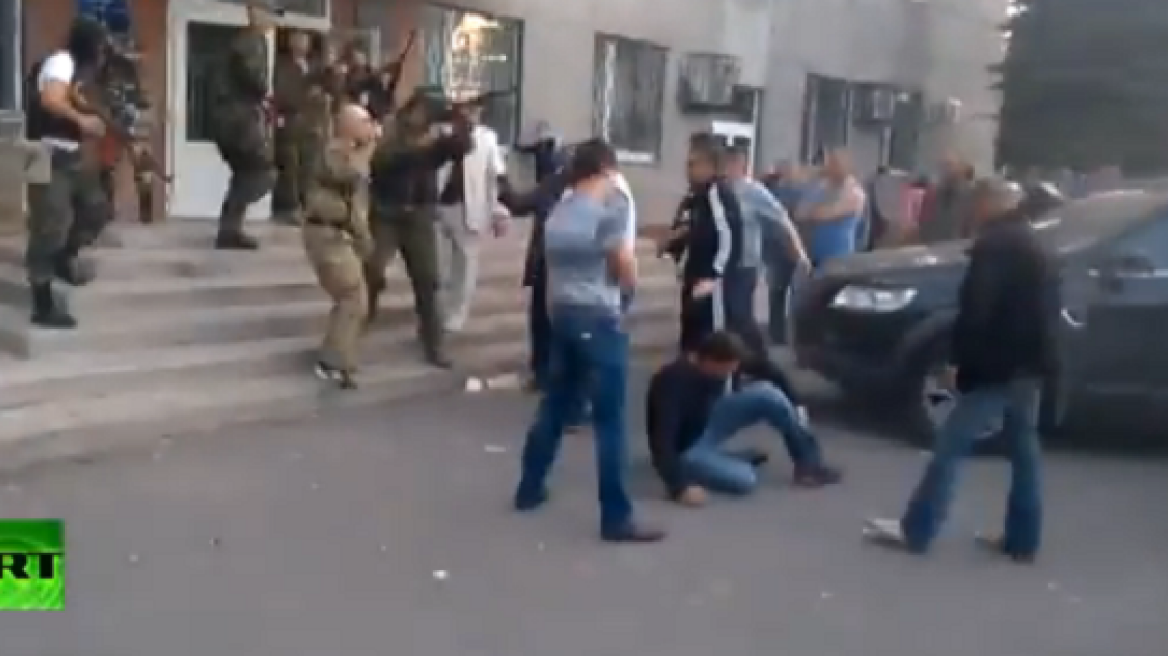 Βίντεο-σοκ από την Ουκρανία: Εν ψυχρώ δολοφονία πολιτών έξω από εκλογικό κέντρο 