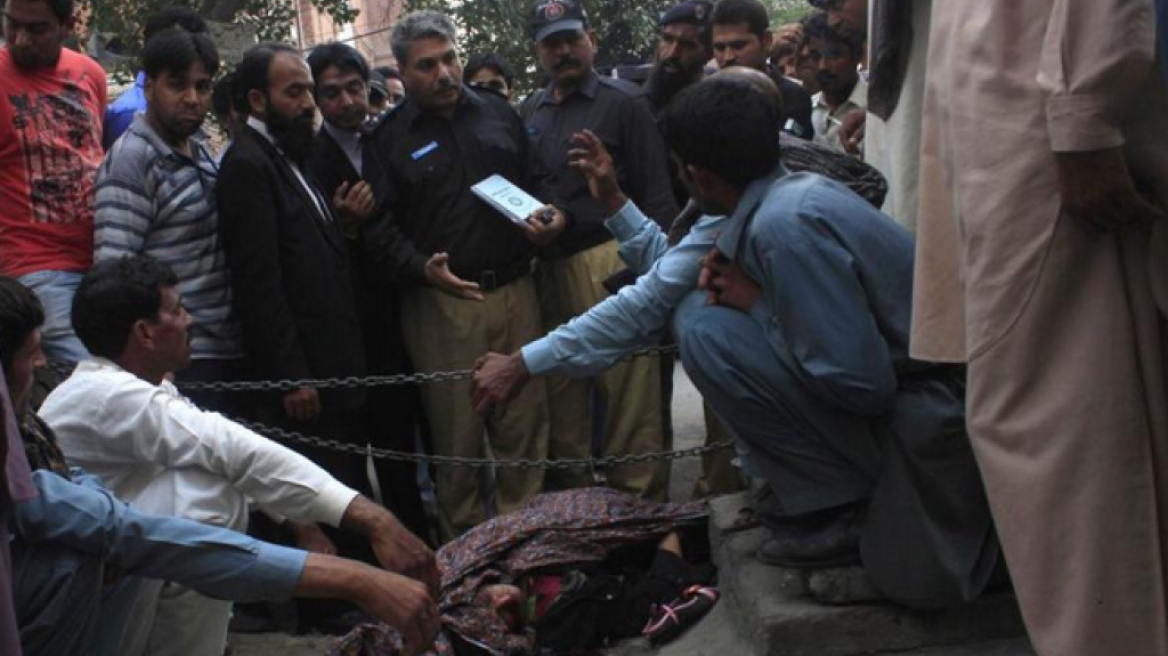 Πακιστάν: Η οικογένεια της γυναίκας που λιθοβολήθηκε κατηγορεί τον σύζυγό της