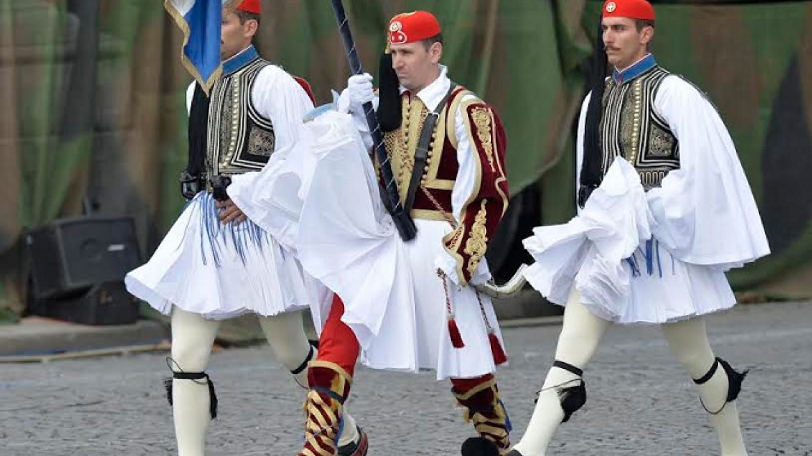Γαλλία: Δείτε εύζωνες της προεδρικής φρουράς να παρελαύνουν στο Παρίσι