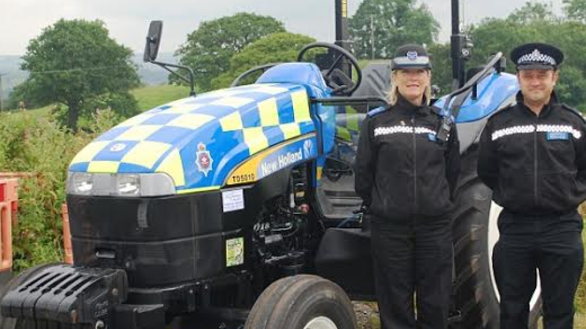 Τώρα και τρακτέρ-περιπολικό (!) στη Βρετανία