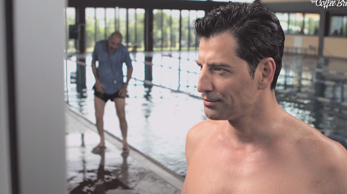 Βίντεο: Ο Σάκης Ρουβάς πουλάει... καφέ στην Κύπρο