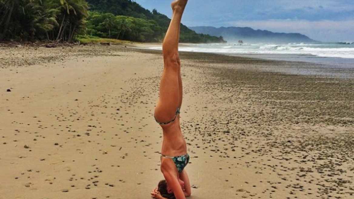 Η Ζιζέλ κάνει γιόγκα με μπικίνι