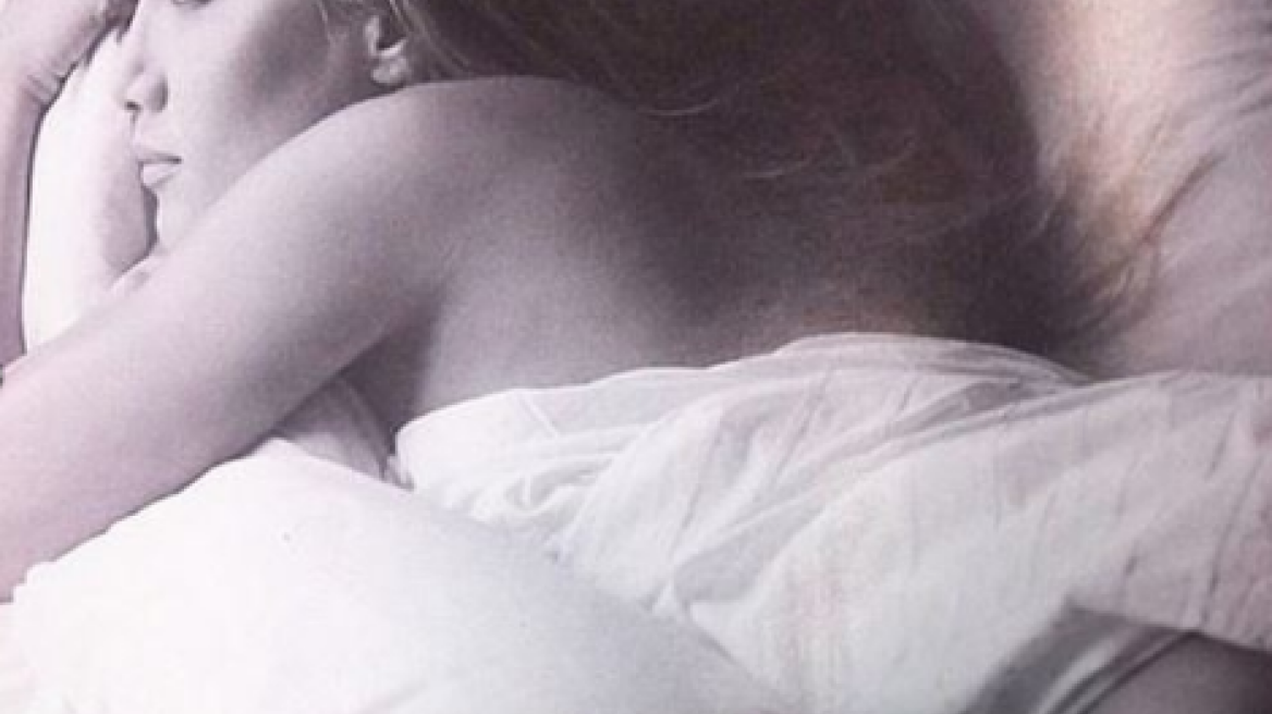 Η Στέλλα Καλλή γυμνή στο κρεβάτι της 