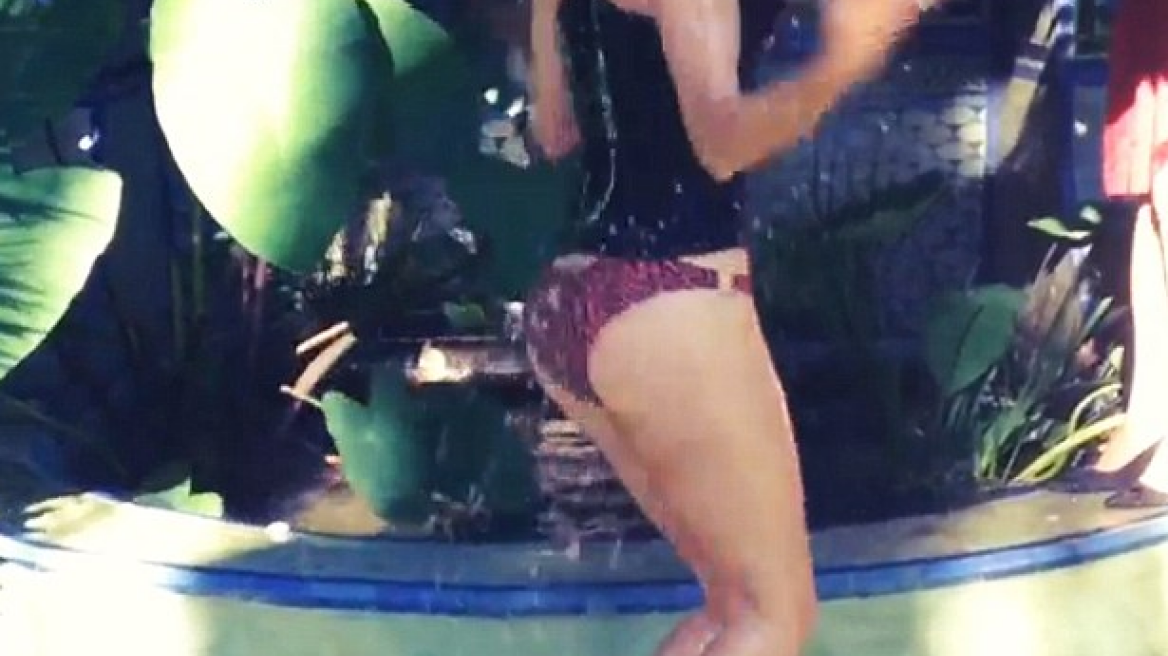 Δείτε τη Rosie Huntington με μπικίνι στο Ice Bucket Challenge