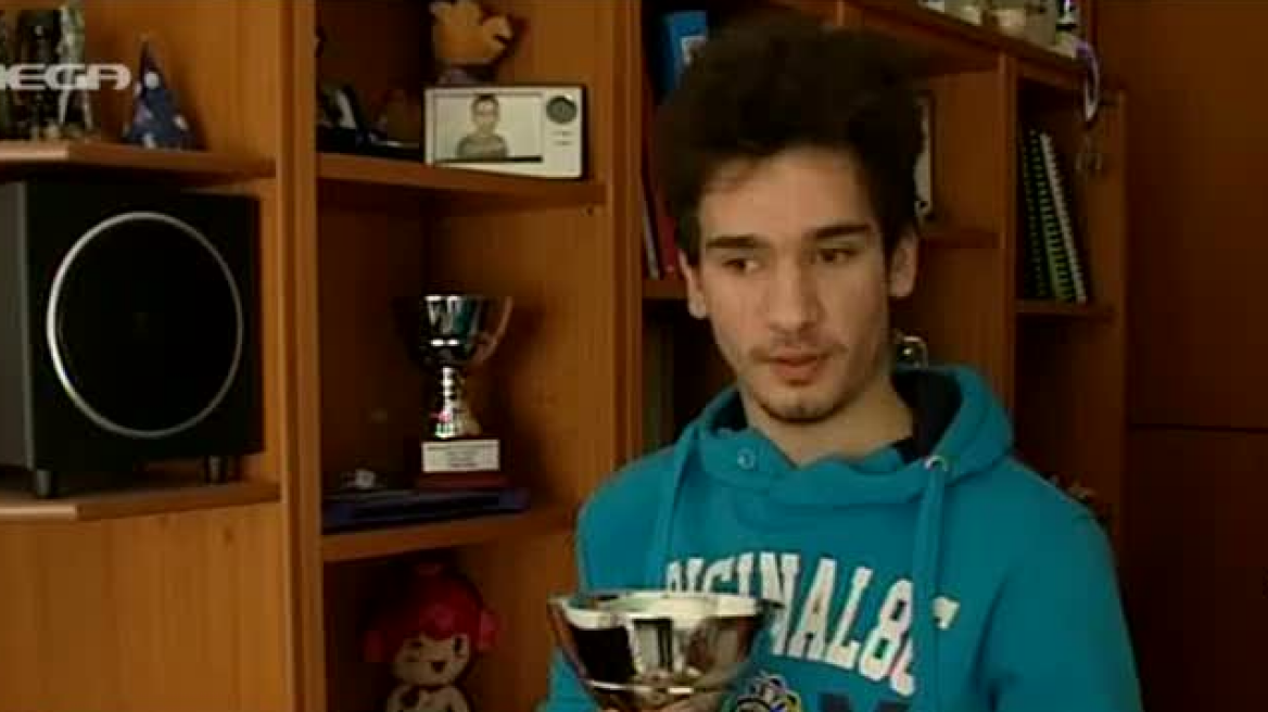Αργύρης Κουμτζής: Και επίσημα φοιτητής στο ΑΠΘ ο τυφλός μαθητής 