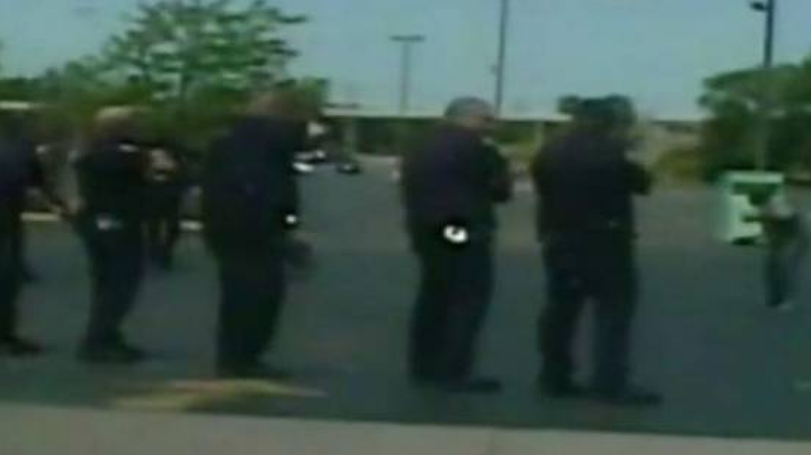 Βίντεο-σοκ: Αμερικανοί αστυνομικοί πυροβολούν 46 φορές άστεγο με ψυχολογικά προβλήματα!