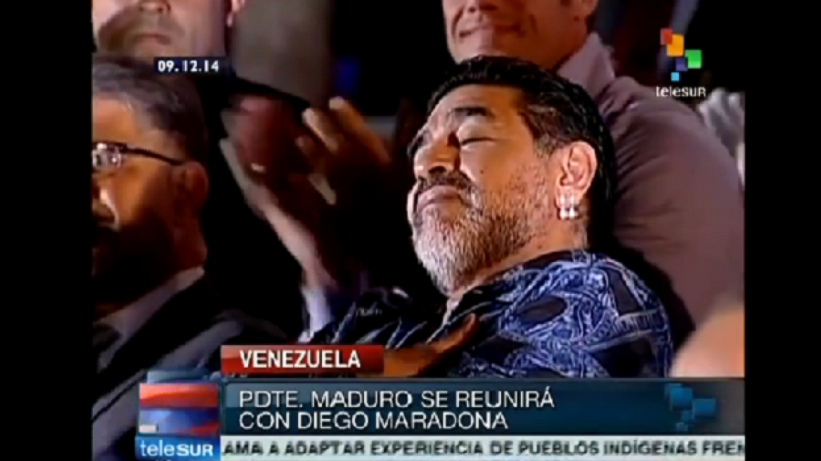 Βίντεο: Ο Μαραντόνα κοιμήθηκε περιμένοντας τη βράβευσή του