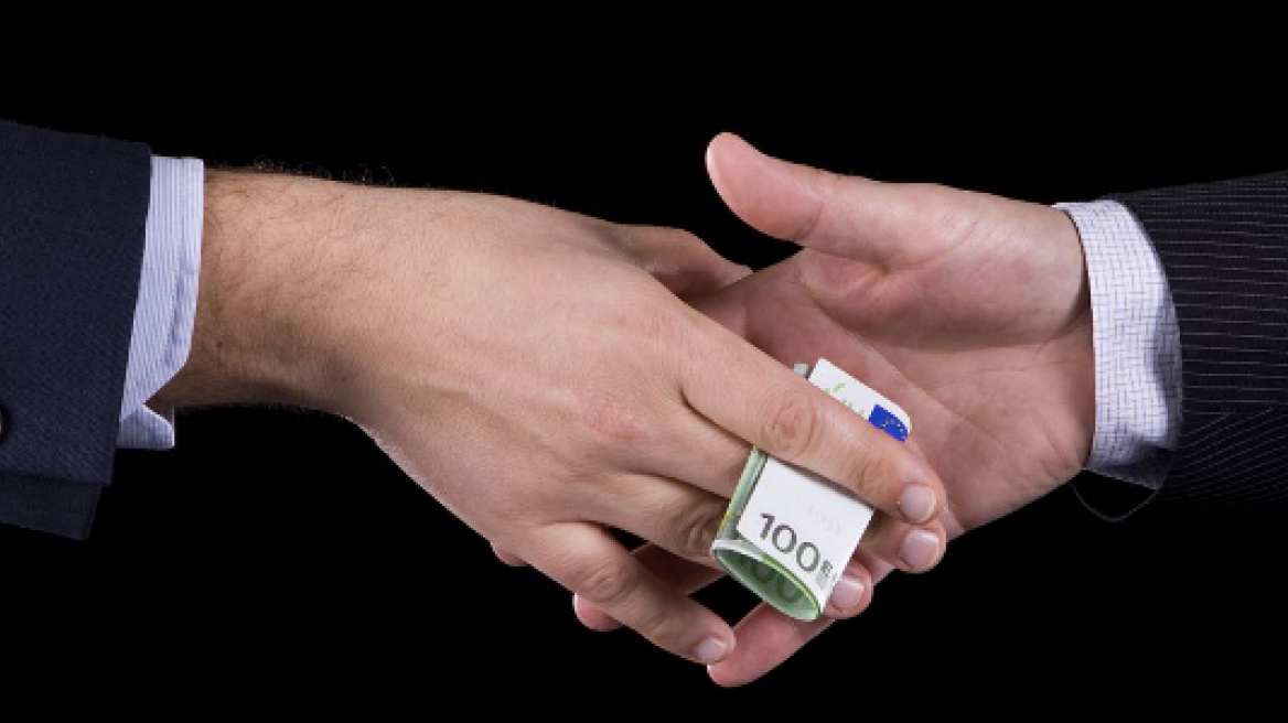 Ολα τα κόμματα στην Κύπρο εμπλέκονται σε φαγοπότι με μίζες