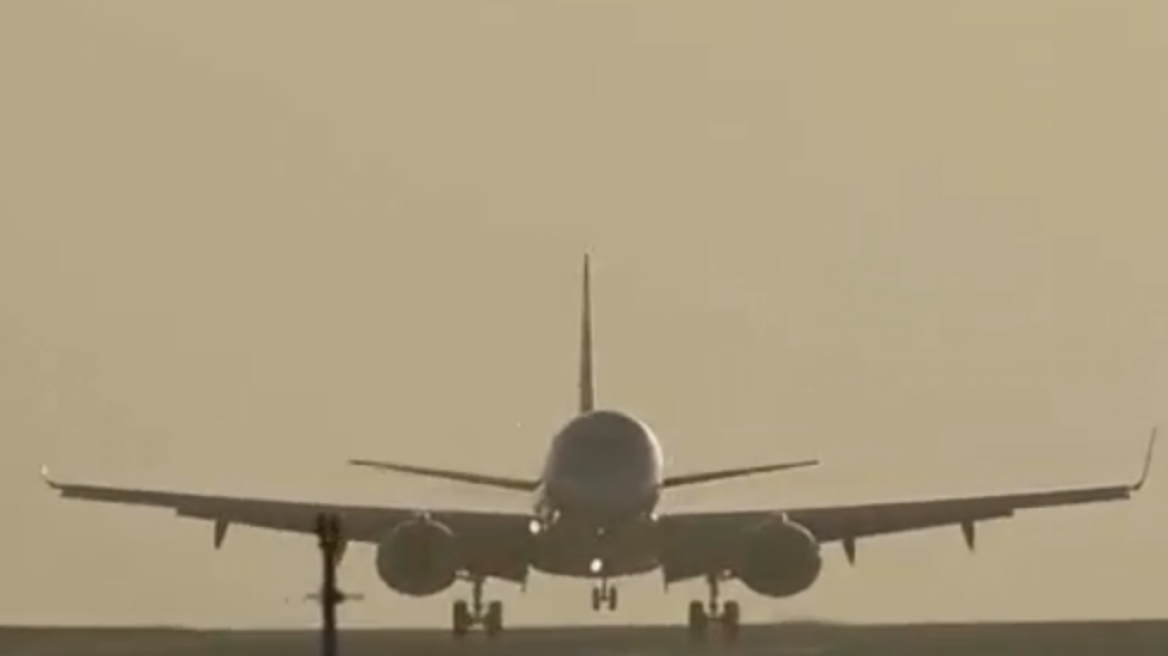 Βρετανία: Δείτε προσγείωση αεροσκάφους εν μέσω θυελλωδών ανέμων 