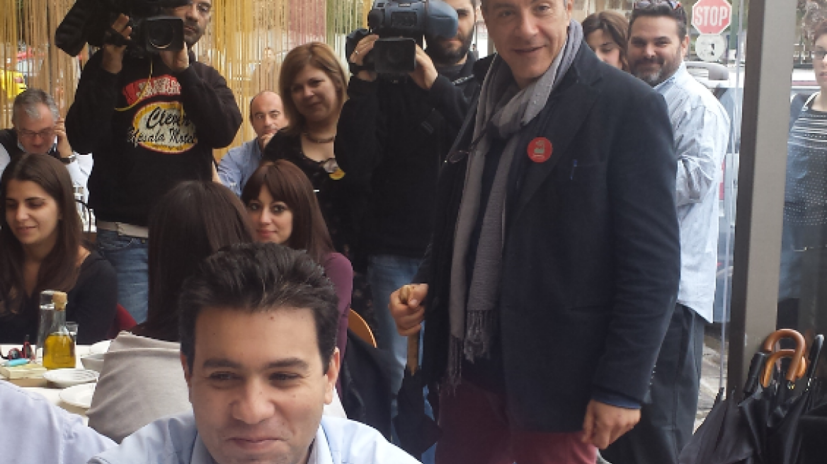 Με μια μαντινάδα υποδέχθηκε τους συνεργάτες του στο εστιατόριό του ο Στ. Θεοδωράκης