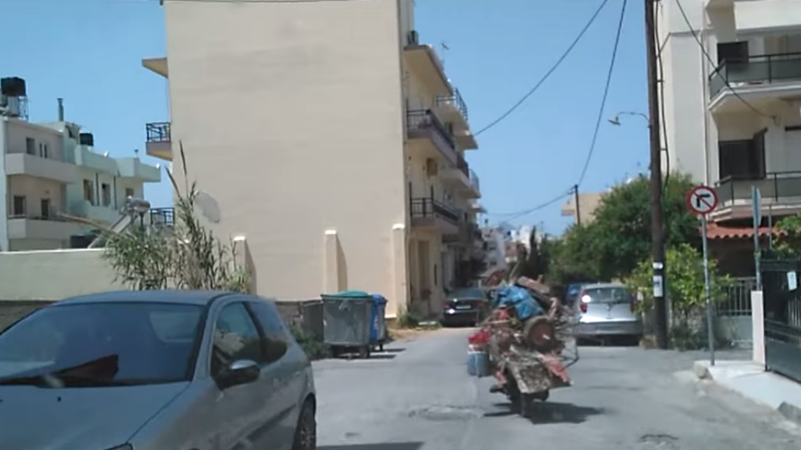 Βίντεο: Ο επιδέξιος παλιατζής που μετέτρεψε ένα μηχανάκι σε... φορτηγό!