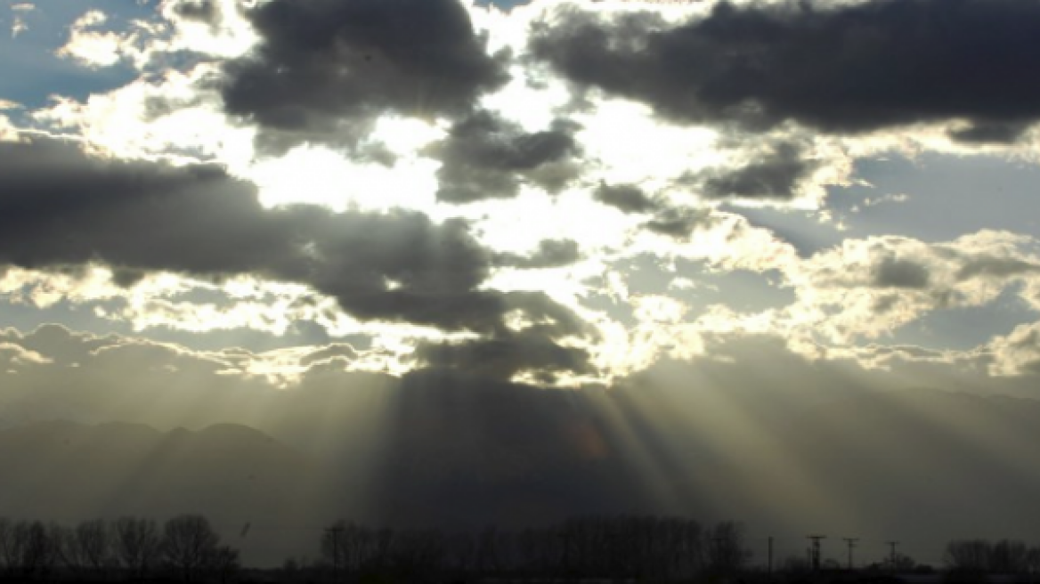 Υψηλή θερμοκρασία με τοπικές βροχοπτώσεις