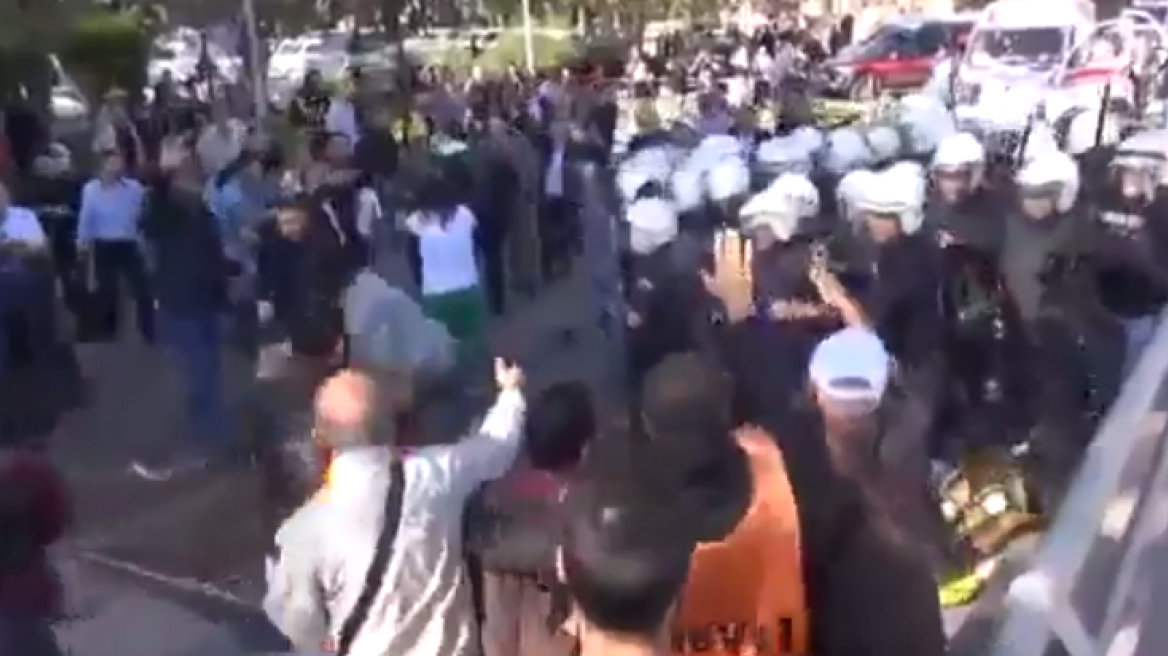 Βίντεο: Τούρκοι αστυνομικοί εμποδίζουν ασθενοφόρα στην Άγκυρα