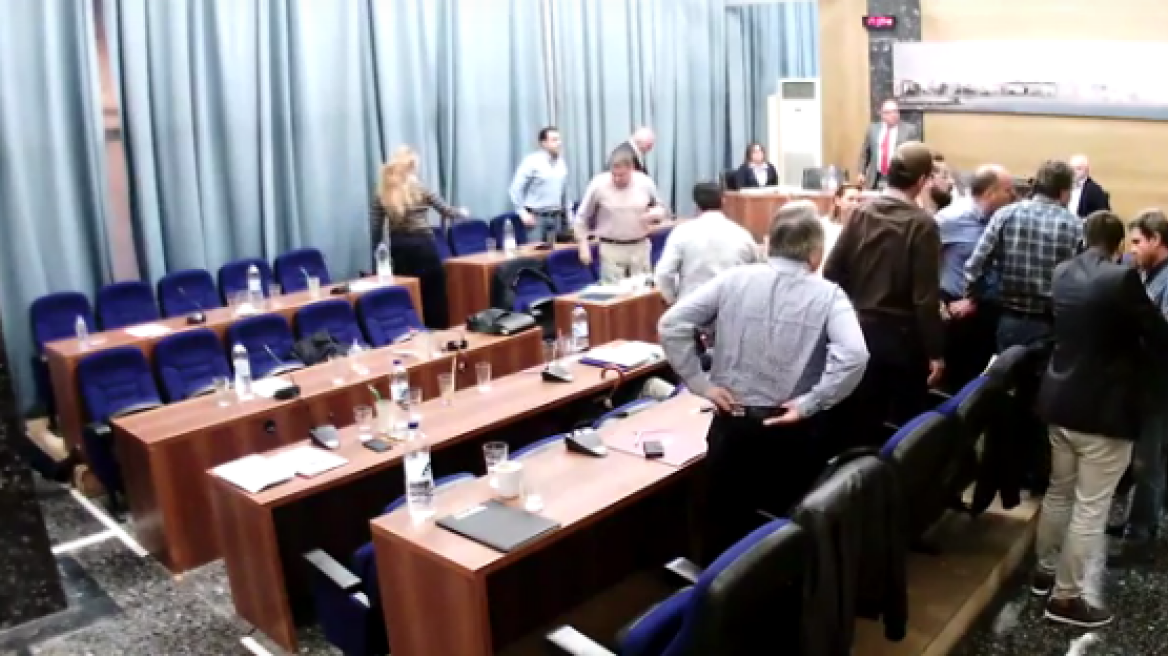 Βίντεο: Πιάστηκαν στα χέρια στο Δημοτικό συμβούλιο Ρεθύμνου