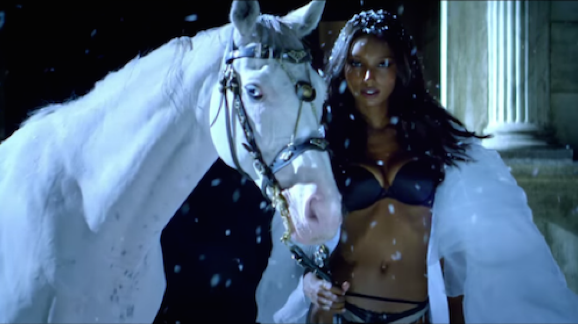 Οι άγγελοι της «Victoria’s Secret» μας εύχονται καλά Χριστούγεννα!