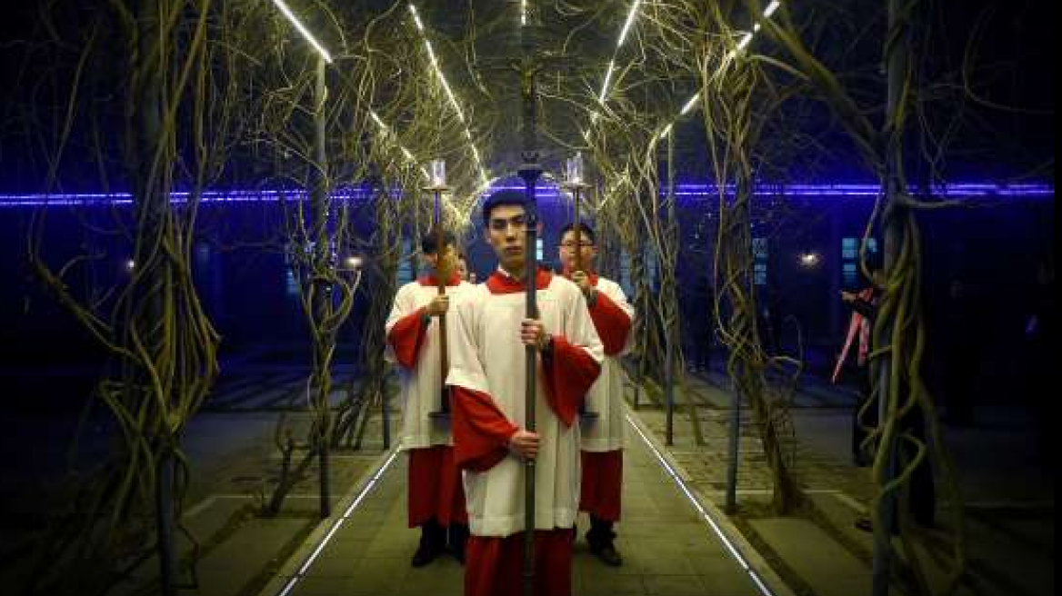Around the world in Christmas snapshots (pics)