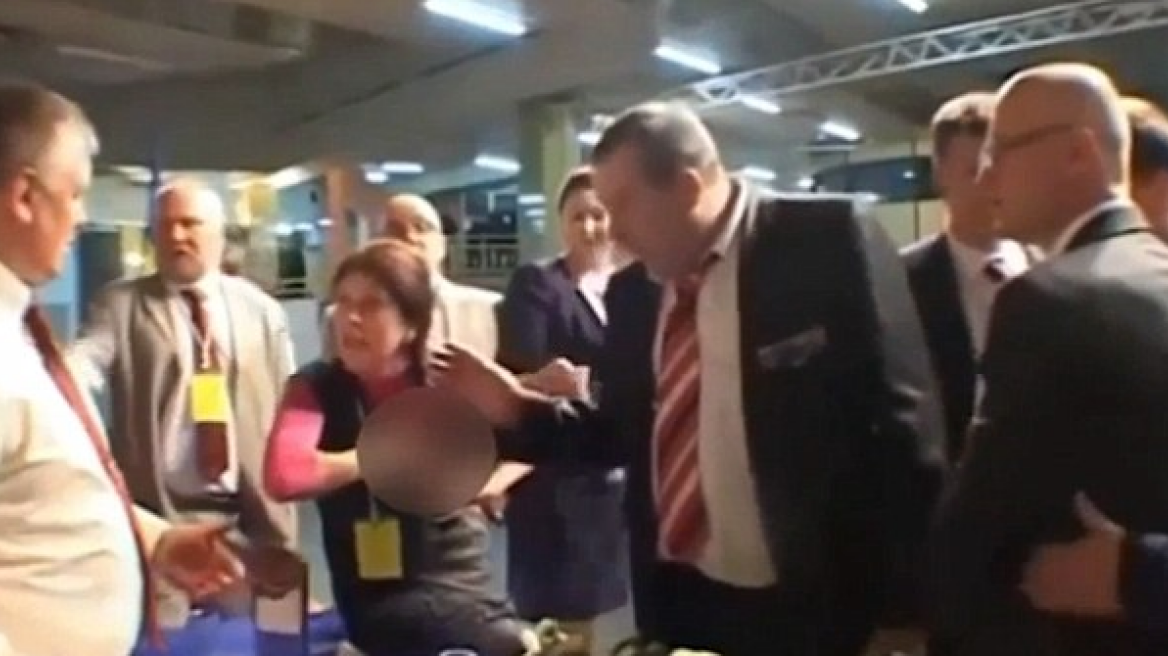 Βίντεο: Έβγαλε το στήθος της και «μπουγέλωσε» τους συναδέλφους της με μητρικό γάλα