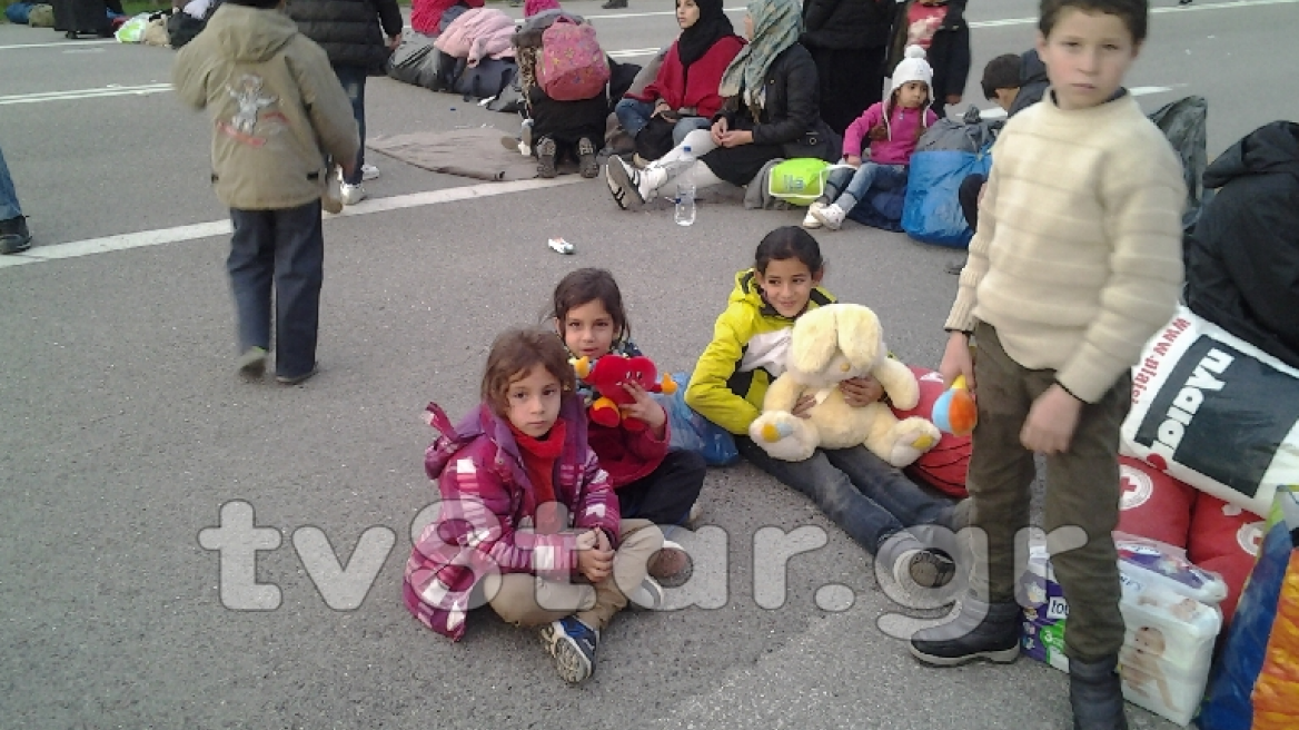 Πρόσφυγες έκλεισαν την παλαιά Εθνική Οδό Λαμίας-Αθηνών στις Θερμοπύλες