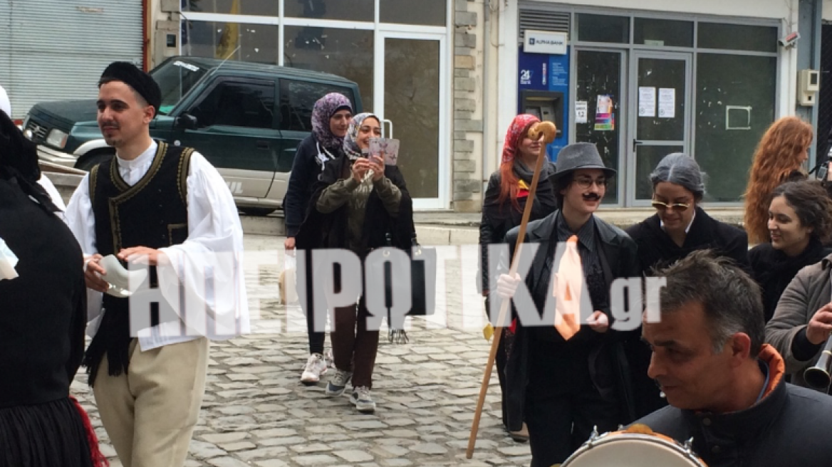 Συγκινητικές στιγμές στην Κόνιτσα: Σύροι πρόσφυγες και ντόπιοι γιορτάζουν το καρναβάλι