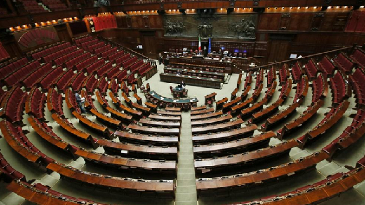 Φωτογραφία: Βρείτε τον Ιταλό βουλευτή στην άδεια Bουλή 