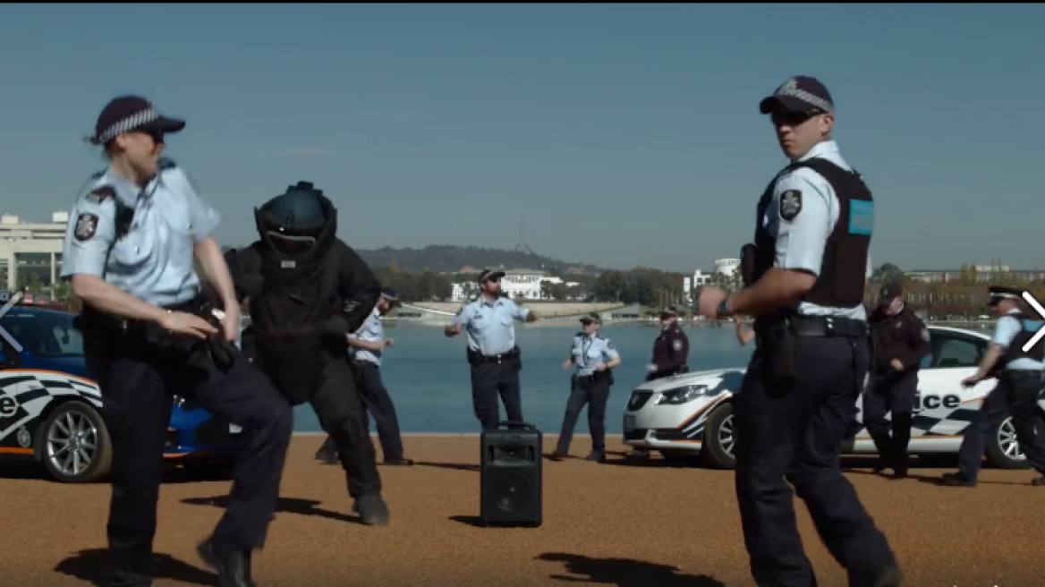 Aussie Police go to defuse bomb, but start dancing! (funny video!)