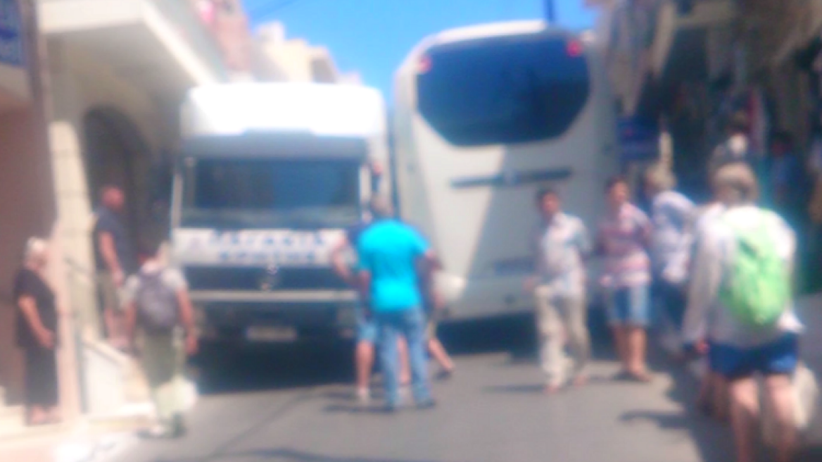 Βίντεο: Λεωφορείο με τουρίστες «σφήνωσε» σε δρόμο στην Ελούντα!