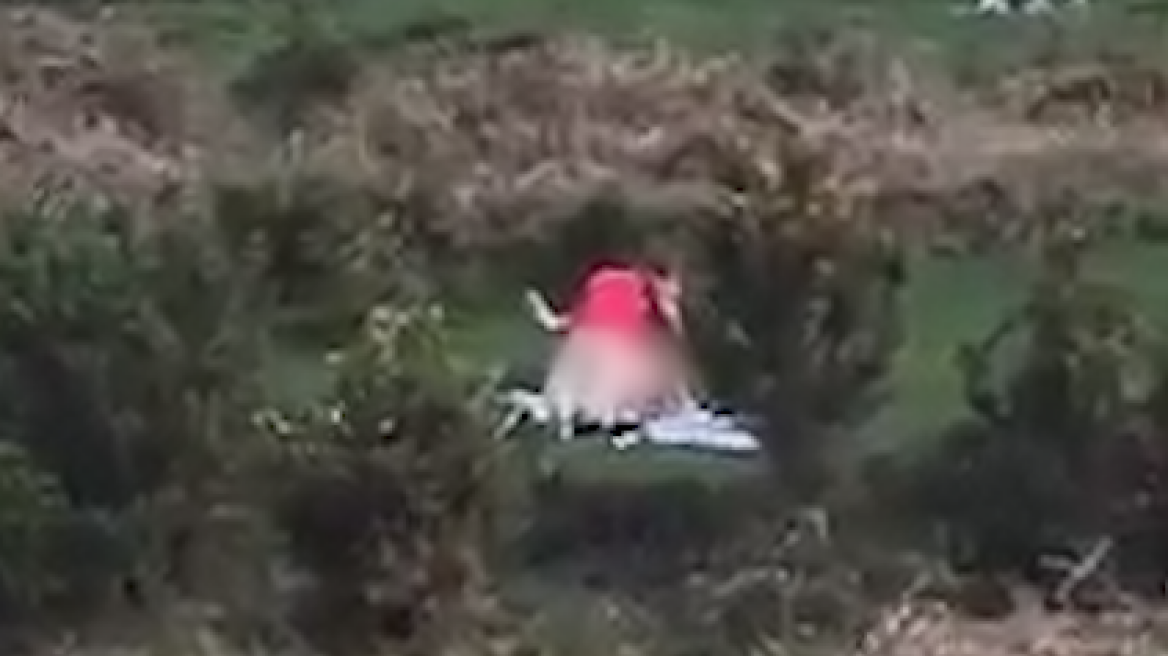 Couple in UK caught having sex in the park (video)