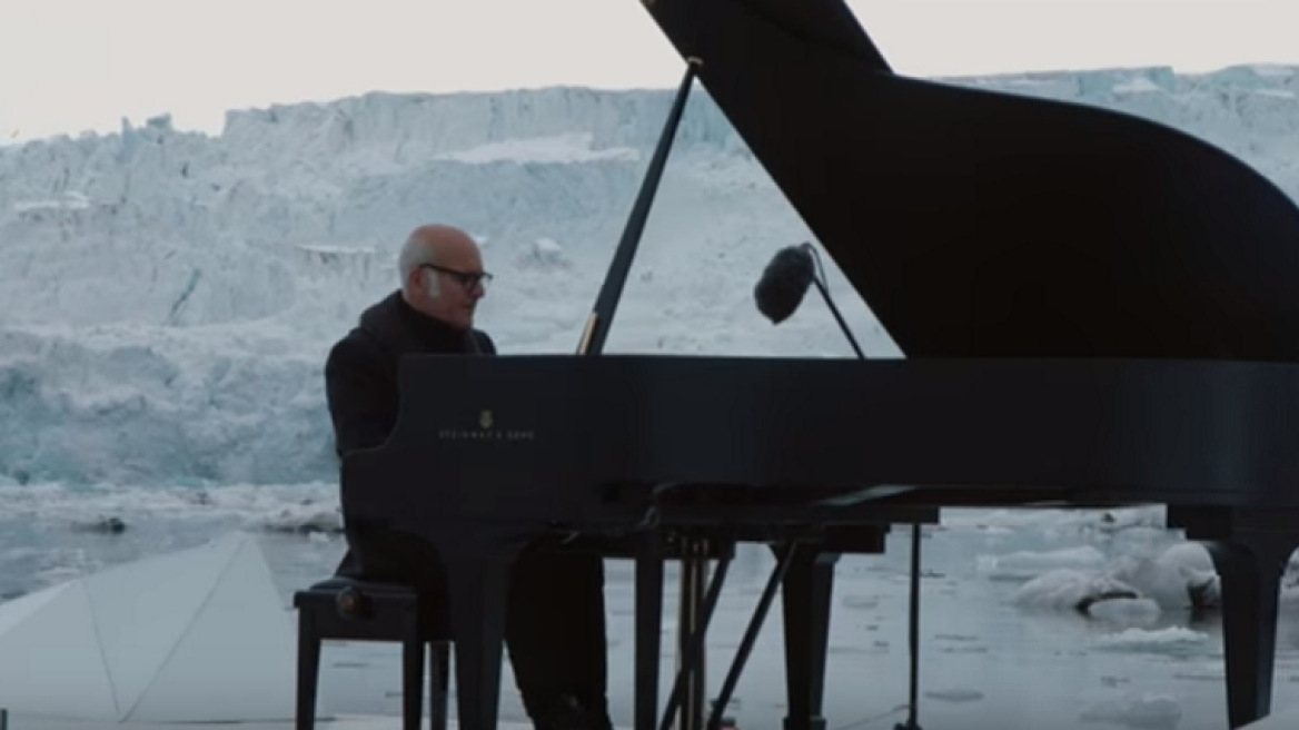 Βίντεο: Ο Ιταλός πιανίστας Λουντοβίκο Εϊνάουντι έπαιξε πιάνο ανάμεσα στους παγετώνες