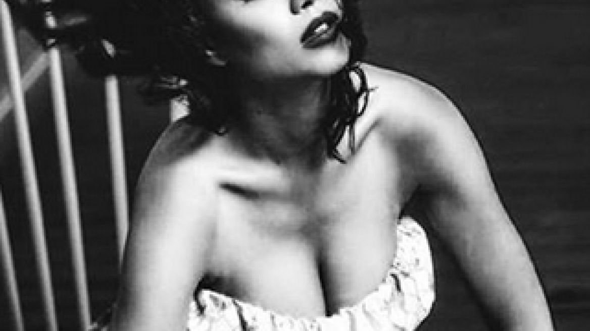 Η Πηνελόπη Πλάκα ποζάρει με μαγιό 