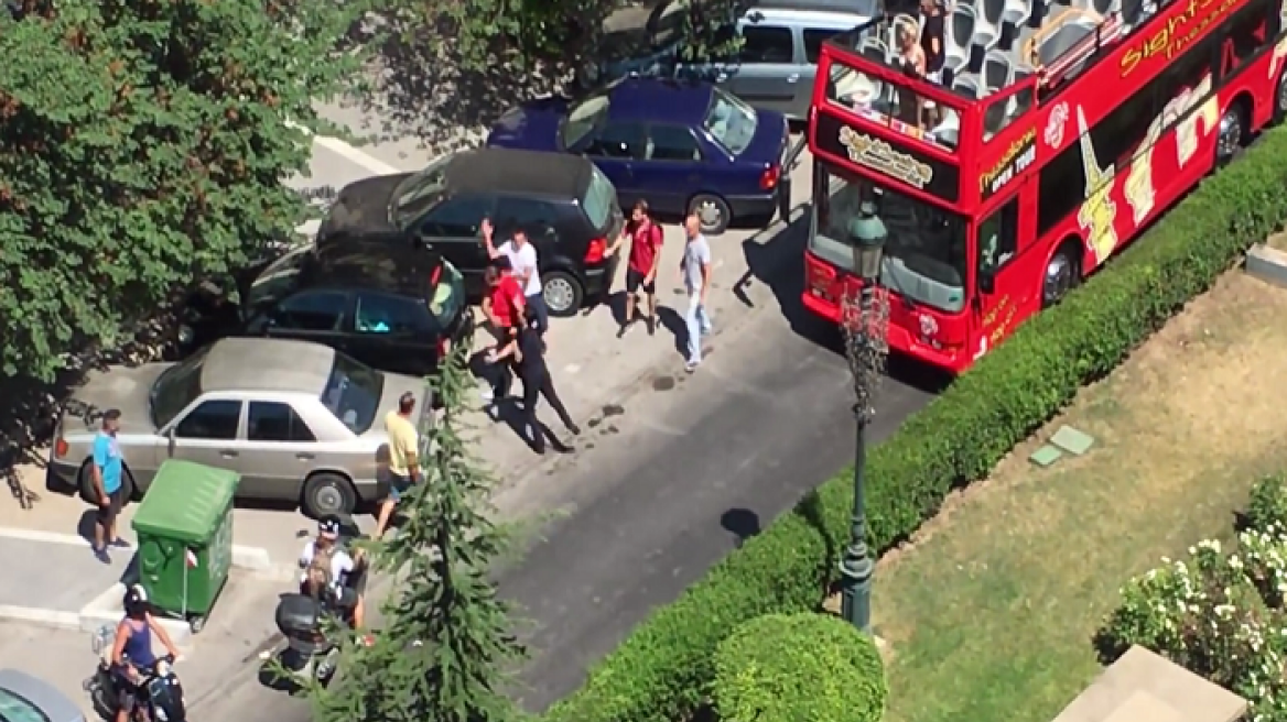 Fist fight between drivers in Thessaloniki (video)