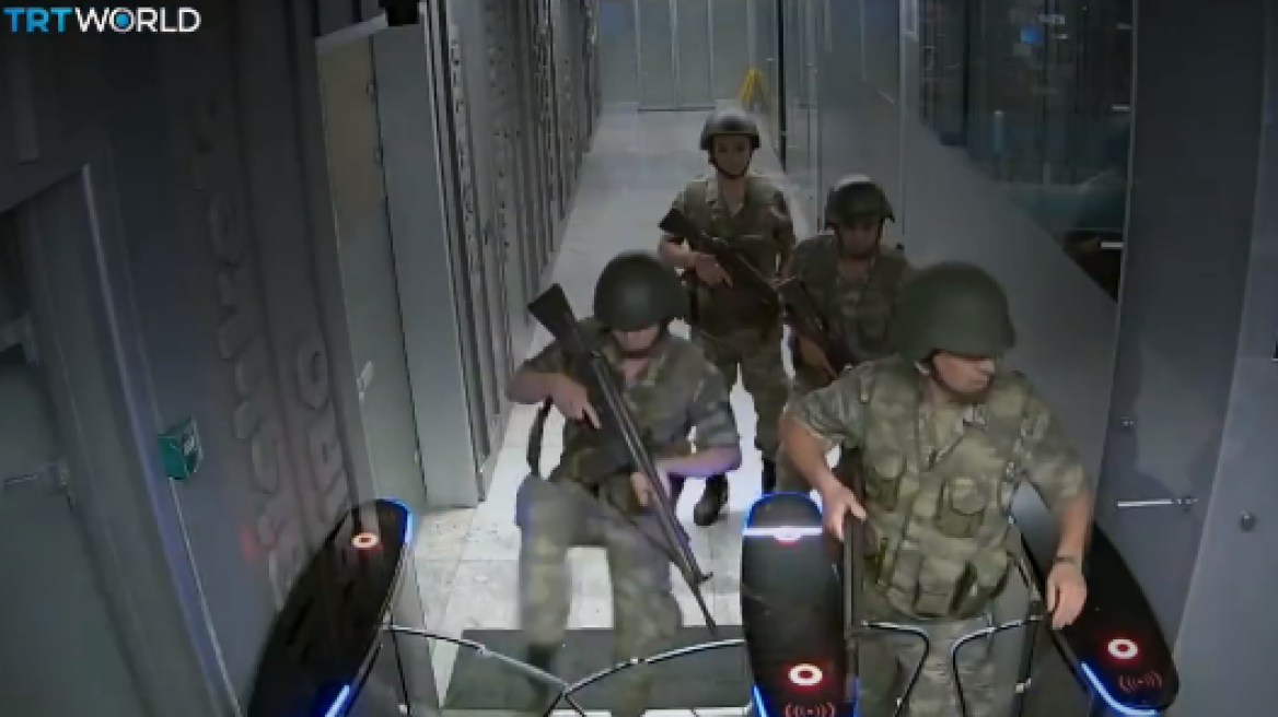 Βίντεο: Η στιγμή που οι πραξικοπηματίες εισβάλουν στην τουρκική κρατική τηλεόραση