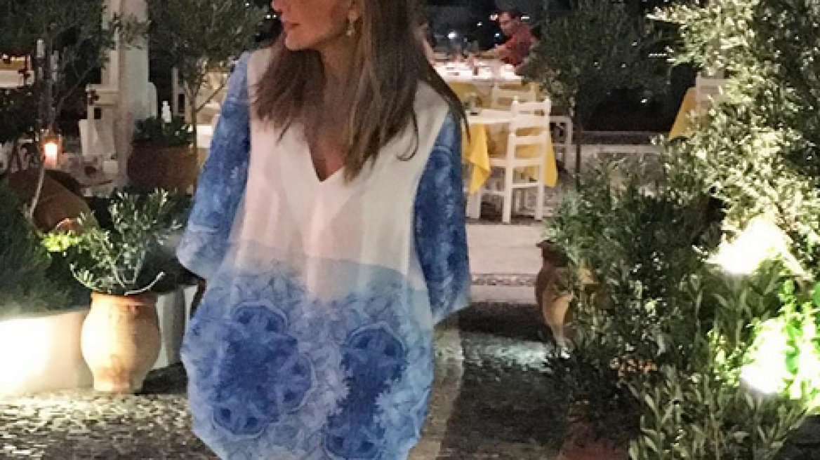 Η Δέσποινα Βανδή στη Σαντορίνη