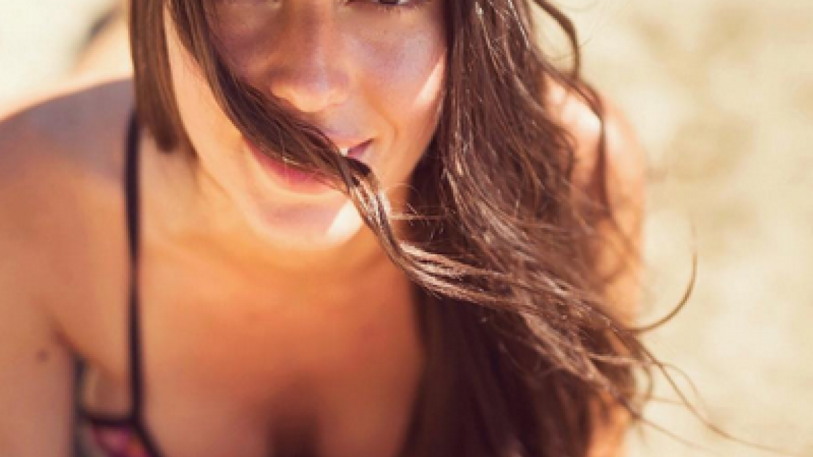 Ισμήνη Νταφοπούλου: Τα φιλιά με τον σύντροφό της  στην παραλία