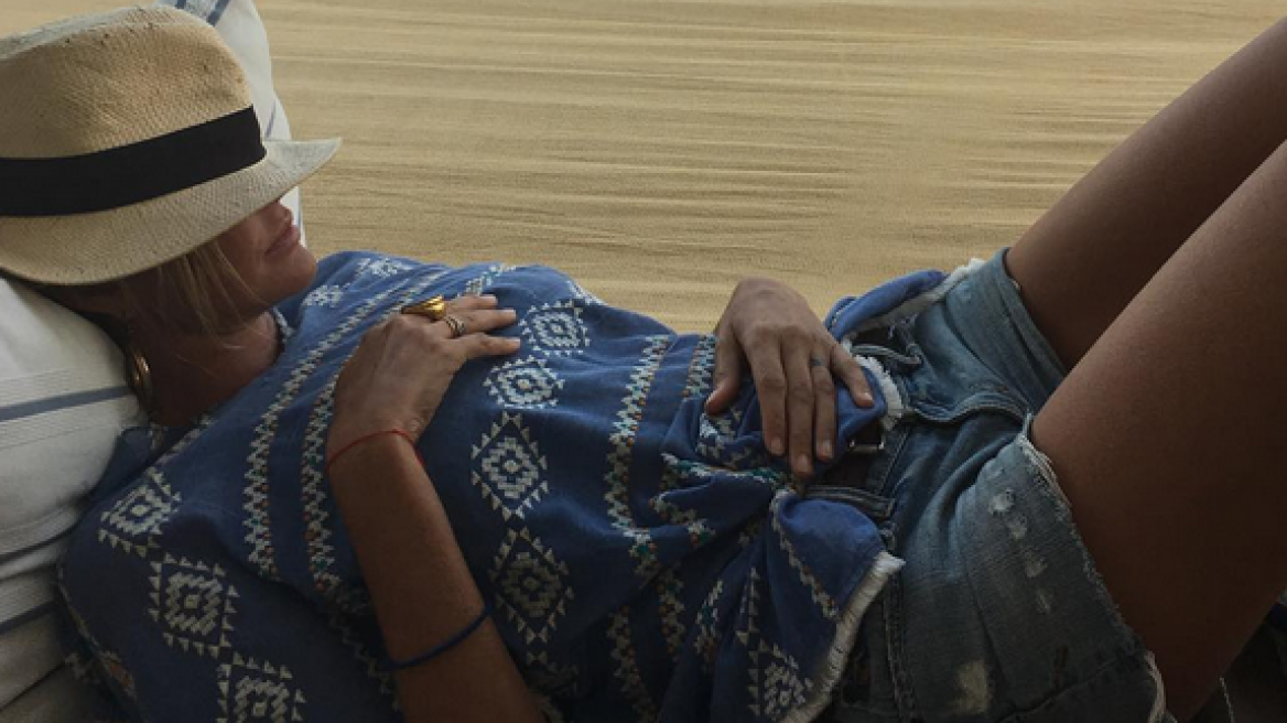 Τζένη Μπαλατσινού: Ποζάρει σε αιώρα στην Πάτμο 