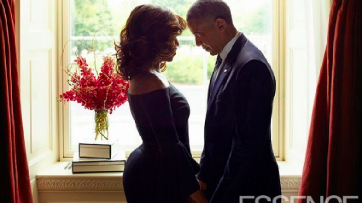 Χαμός με τις καμπύλες της Μισέλ στη viral φωτογραφία του ζεύγους Ομπάμα