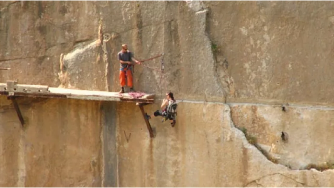 Do you dare to tread the most dangerous path in the world? (photos)