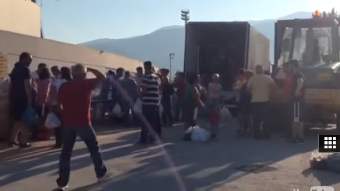 Patra families line up for free food handouts (video+photos)