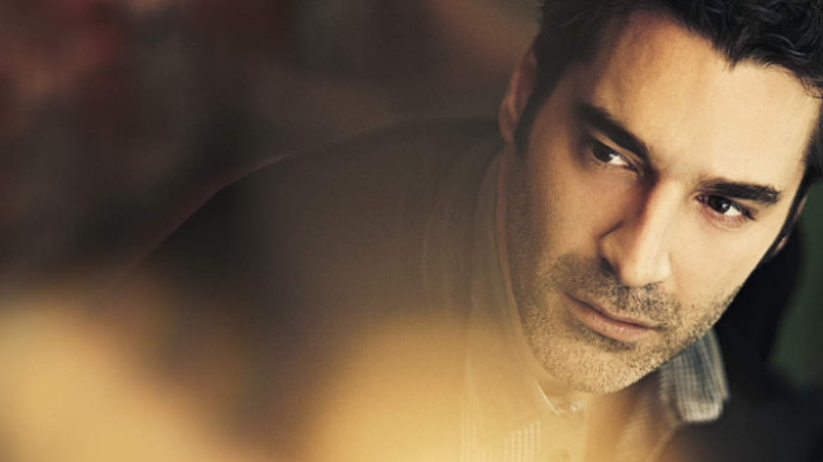 Ο Χριστόφορος Παπακαλιάτης ξαπλωμένος στο Ηρώδειο 