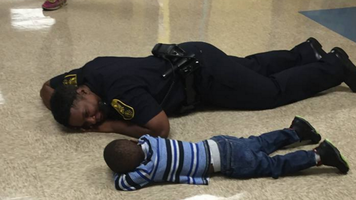 Συγκινητική φωτογραφία: Δείτε τι έκανε αστυνομικός όταν είδε έναν μπόμπιρα να κλαίει