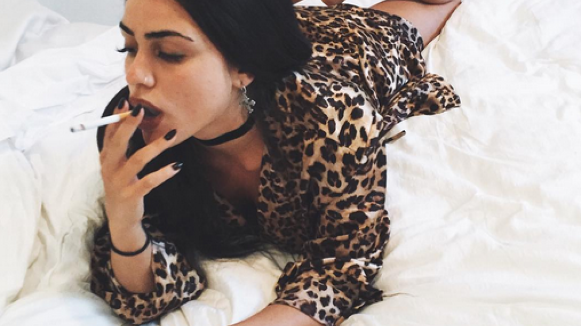 Κόννυ Μεταξά: Γυμνή μόνο με ένα σεντόνι 