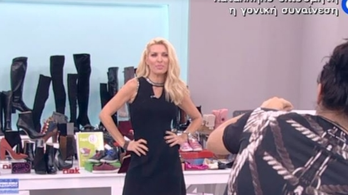 Η εκπομπή ξεκίνησε και η Ελένη Μενεγάκη έβγαζε φωτογραφίες 