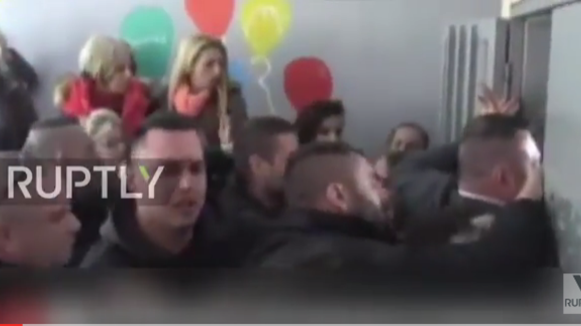 Golden Dawn launches attack on school hosting refugees (video)